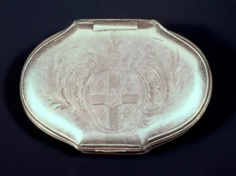 Boîte à priser embossée avec un blason, vers 1820